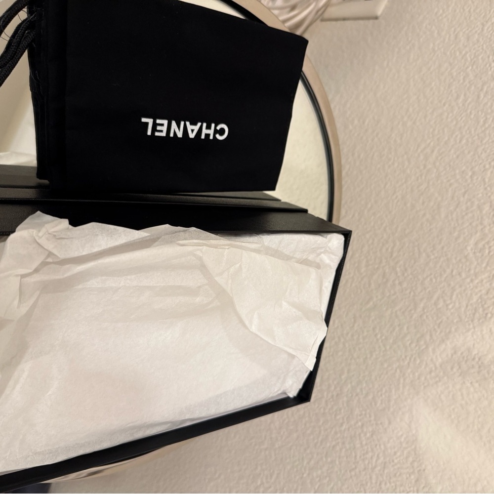 CHANEL Cream Ribbed Slip-On Shoes‎ - Picture 5 of 6